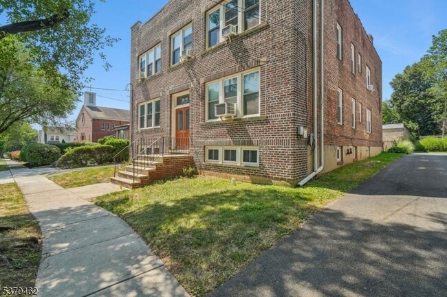 Building Photo - 60 Elmwood Ave Unit 1L Rental