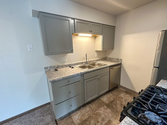 Photo - 4518 Hutchison