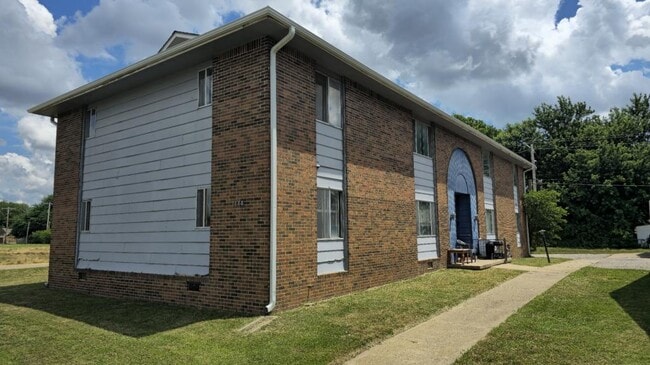 Building Photo - 1444 N B St