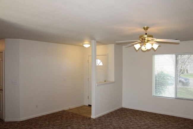 Building Photo - 3 BED 2 BATH HOUSE LOCATED IN THE RAVENWOOD SUBDIVISION IN ANDERSON