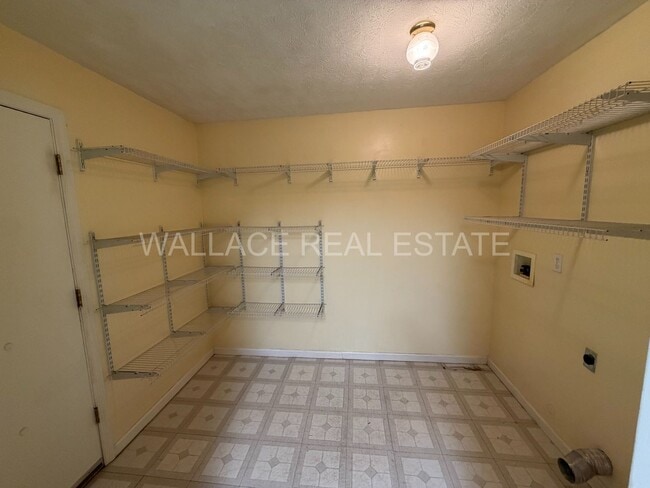 Photo - ADORABLE 3 BEDROOM HOUSE IN HALLS!!