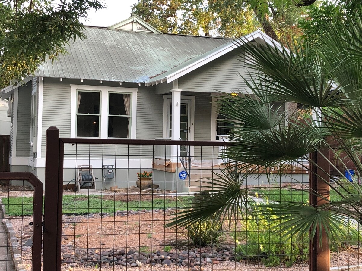 Furnished bungalow in Travis Heights - 517 Pecan Grove Rd