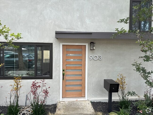Building Photo - 903 S Barrington Ave Rental