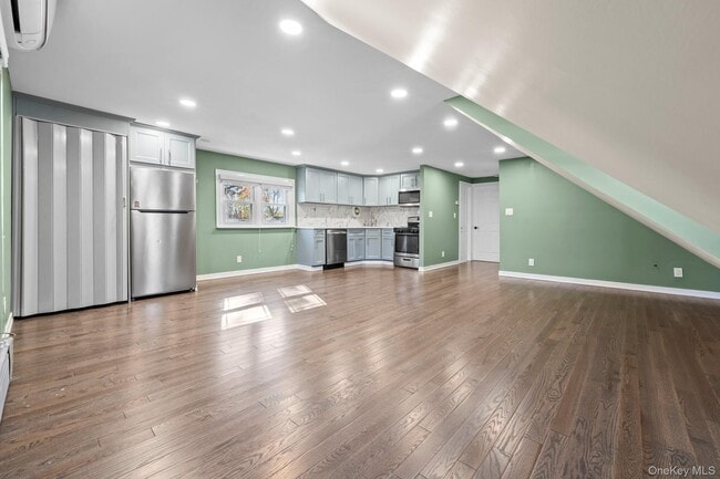 Photo - 205 E John St