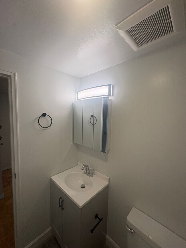 Photo - Beautiful modern unit with great location near nature in Brookline available NOW!
