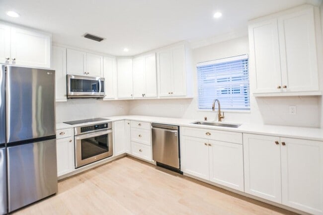 Building Photo - 226 Moccasin Trail W