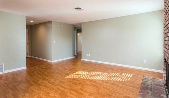 Photo - Beautiful 3 Bedroom Home Located in the City of Pittsburg.