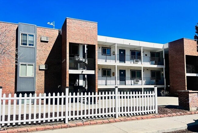 Building Photo - Apex 980 Unit 8