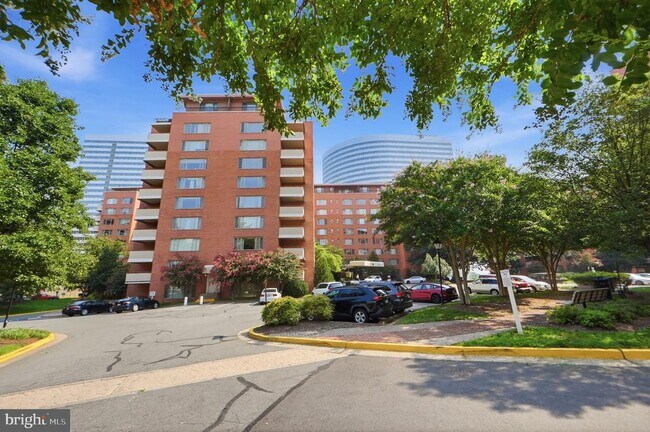 Building Photo - 1121 Arlington Blvd Unit 207