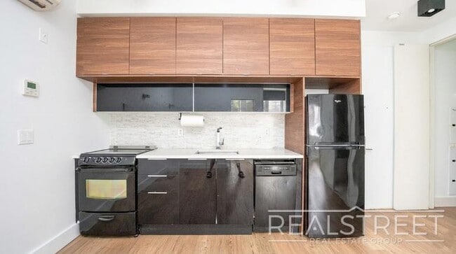 Photo - Modern 2 bedroom - Awesome design and architecture. Unit GC