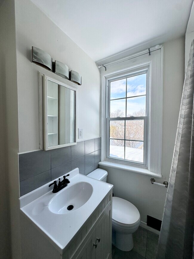 Photo - 74 Adelaide St S
