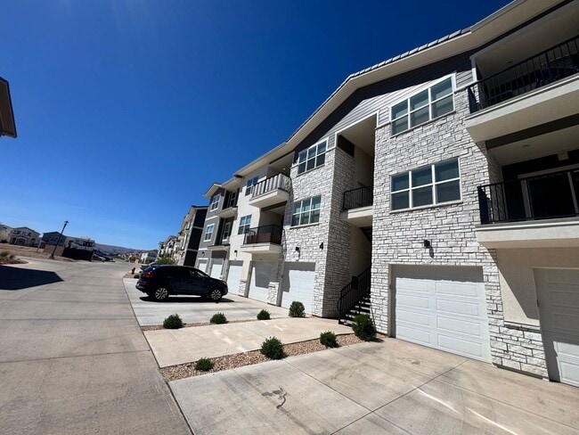 Photo - 3 Bed Condo In Desert Color!