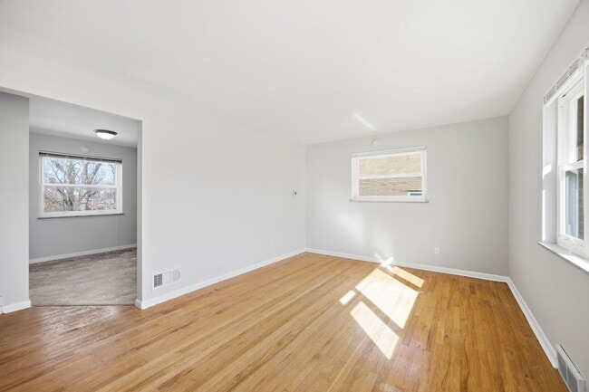 Photo - DELHI - Charming Brick Cape Cod 3-4 bed 1.5 bath.