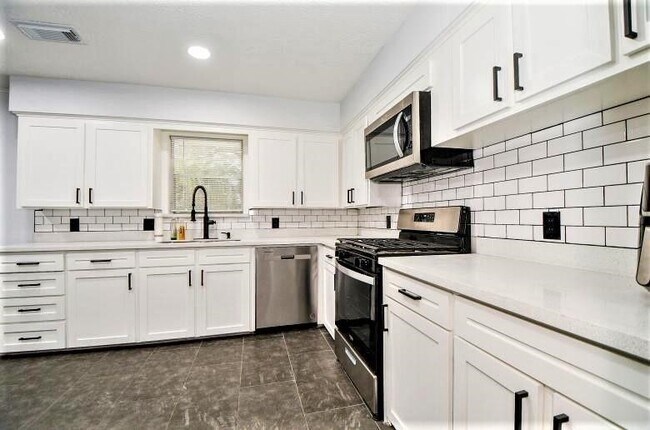 Photo - 2404 Oaks Dr