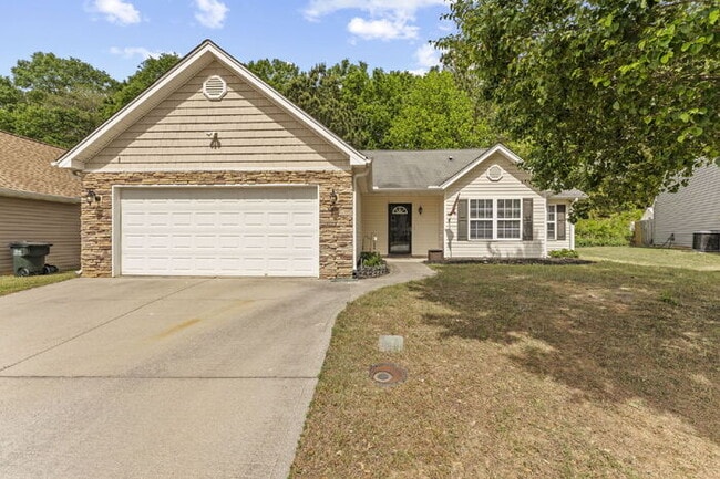 Building Photo - Charming 3-Bedroom Retreat with Cozy Fireplace in Simpsonville