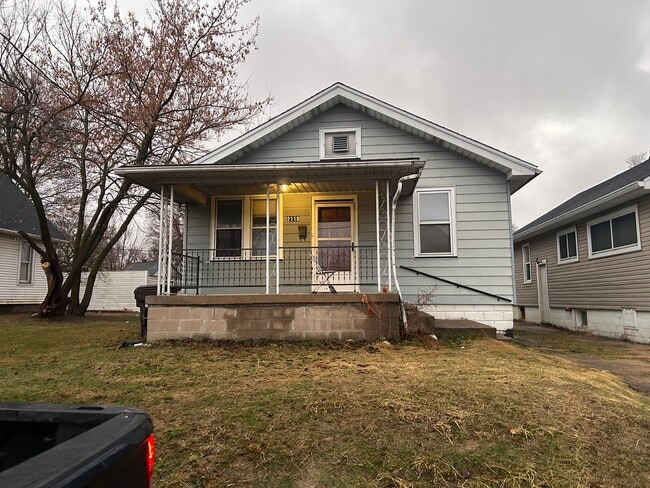 Building Photo - 2119 N Underhill St