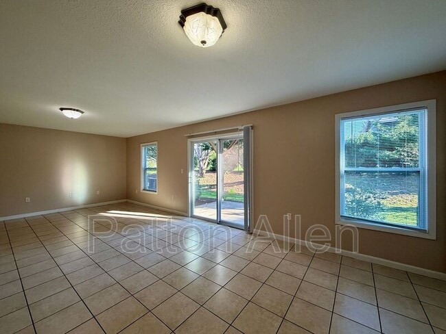 Photo - 10 Zell Ln Unidad Apt B