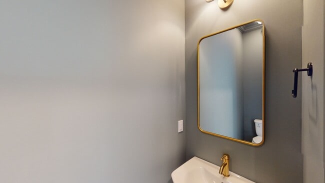 Photo - 226 McCowat St