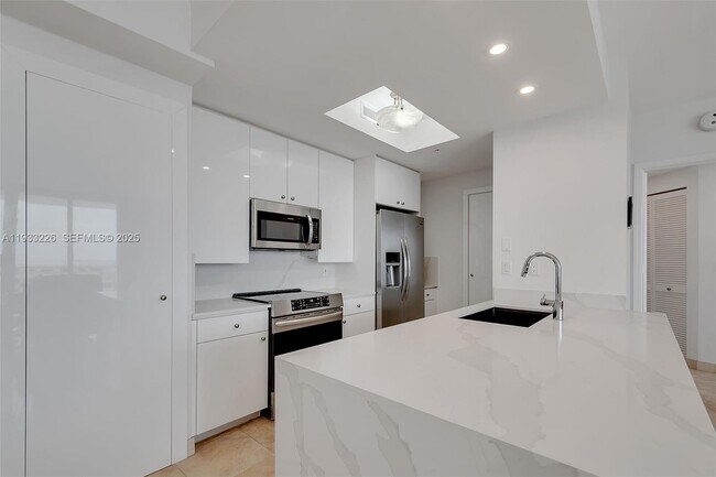 Photo - 848 Brickell Key Dr Unidad 1803