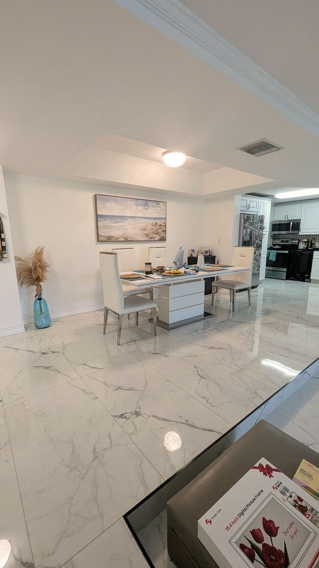 Building Photo - 3670 Inverrary Dr Unit 1E