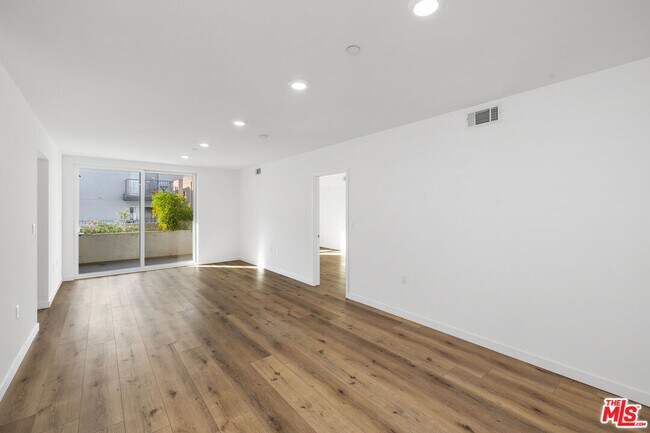 Photo - 5229 Willowcrest Ave Unidad 204