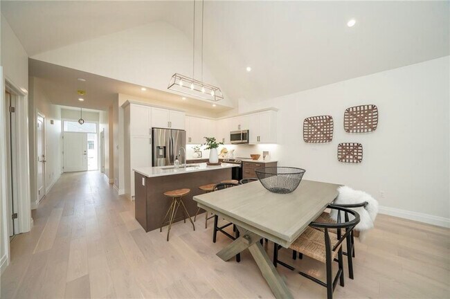 Photo - Live in Beautiful Port Stanley -4 Bedroom TownHome *Garage * Available April 2026 Unité 33