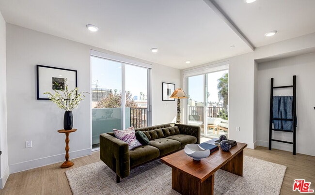 Building Photo - 707 S Berendo St Unit 204