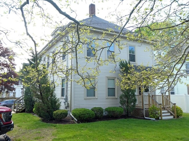 Building Photo - 14 Elm St Unit 2