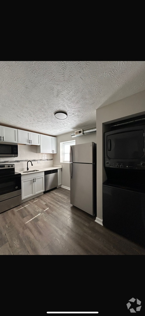 Building Photo - Irvington Living I: Renovated Comfort in a... Unit 32B Rental