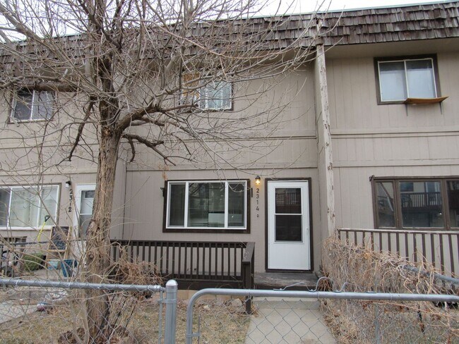 Centrally Located, 2 Bedroom Townhouse w/G... - Centrally Located, 2 Bedroom Townhouse w/G...