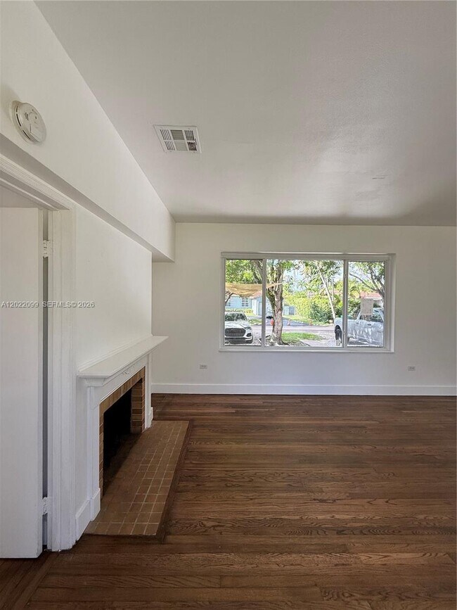 Photo - 661 NE 51st St