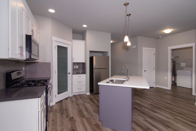 Building Photo - 2 Bed 2 Bath Single level home in Gated pr...
