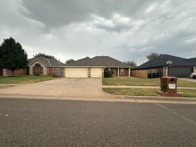 Building Photo - 2504 Thomas Dr