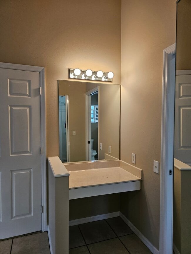 Photo - 627 25th Dr E