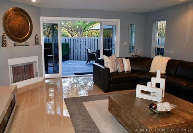 Photo - 925 SE 13th St