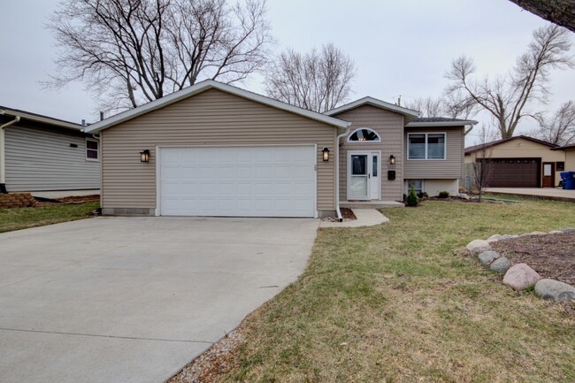 Beautifully updated 4 bed Bettendorf Home - Beautifully updated 4 bed Bettendorf Home