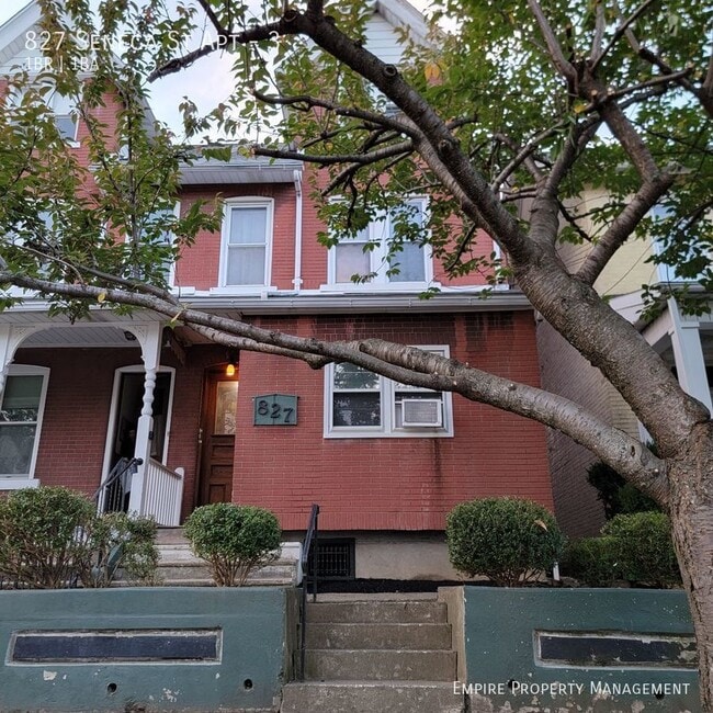 Building Photo - 827 Seneca St Unit 3 Rental