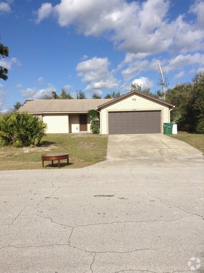 Building Photo - 3 bedroom, 2 bath home