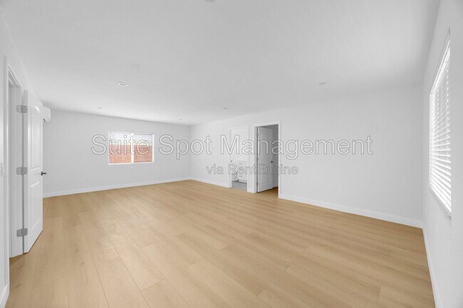 1605 Vuelta Grande Ave