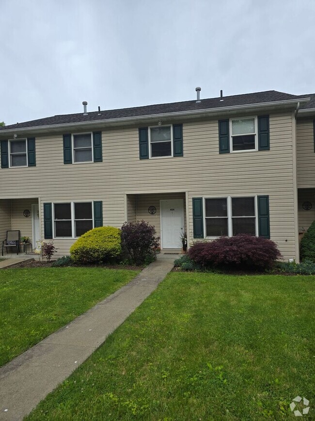 Building Photo - Beautiful 2 Bedroom Townhome - Only Steps ...