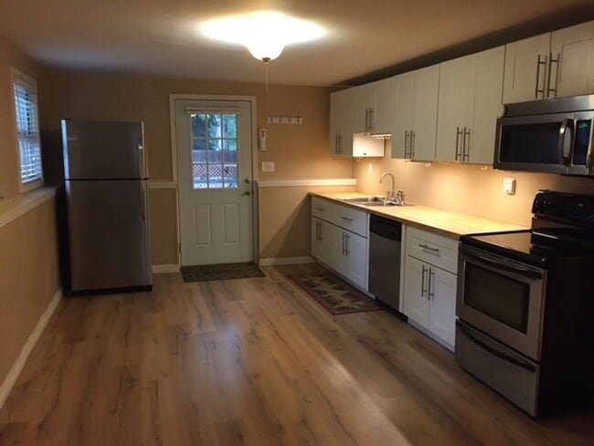 Walk-Out Basement 2 Bed in Golden – All Ut... - Walk-Out Basement 2 Bed in Golden – All Ut... Casa