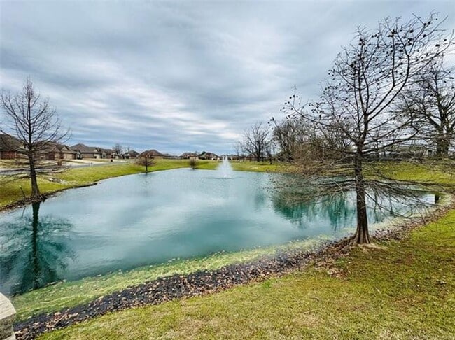 Photo - 4 bed/2 bath newer construction in prime location in Claremore!