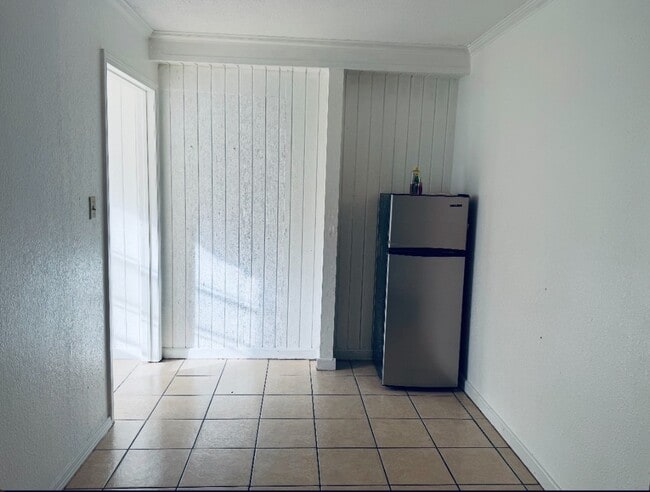 Building Photo - 370 E Bowie Ave Unit D