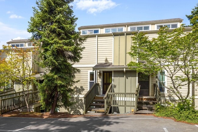 Building Photo - Bright 2 Bedroom Townhouse with Creek Views and Excellent Commuter Location