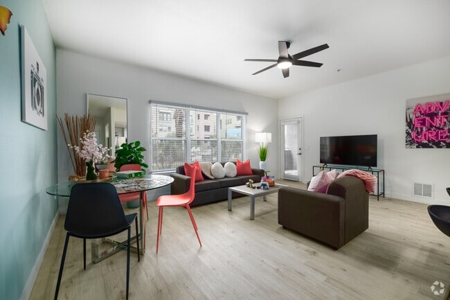 3BR, 3BA - 1,301SF - Living Room