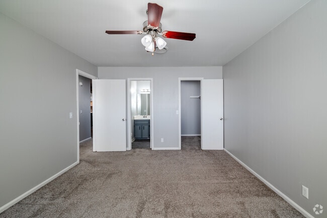 2BR, 2BA - 935SF - Master Bedroom