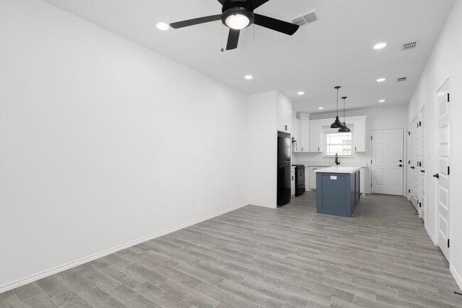 405 Lion's Villa AV