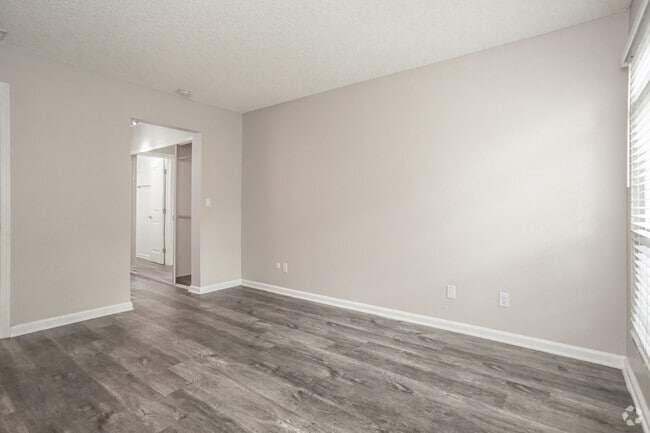 2BR, 2BA - 1100SF