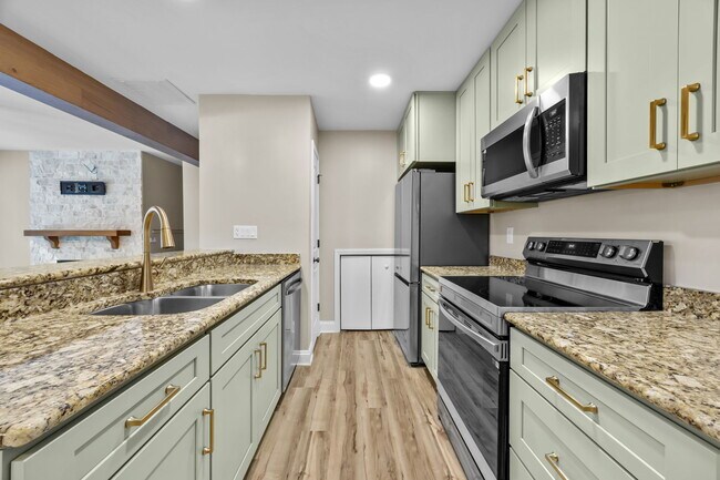 Photo - 425 W 8th St