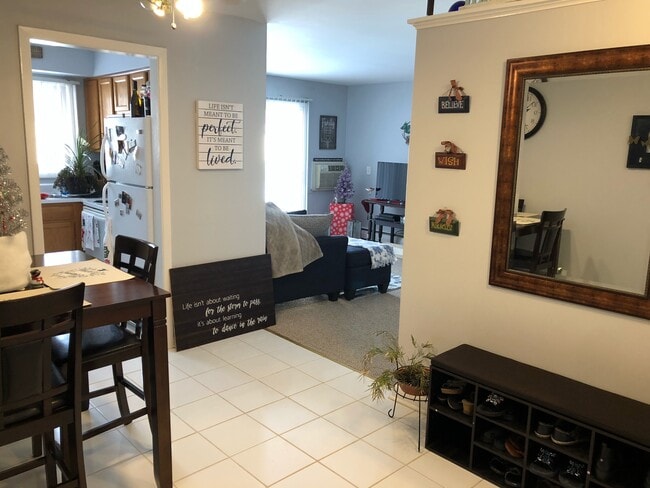 Building Photo - 304 N Carter St Unit 104